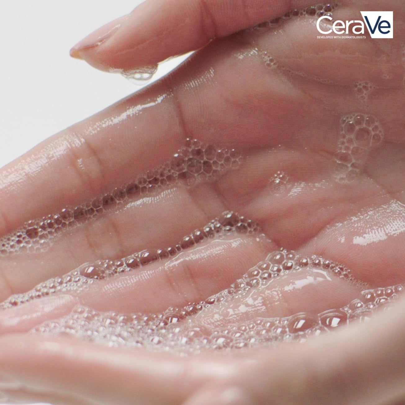 Cerave Gel Limpiador Espumoso, Para Piel Normal a Grasa, Elimina El Exceso De Grasa Y Suciedad, Enriquecido Con Ceramidas Esenciales, Niacinamida Y Ácido Hialurónico, Apto Para Rostro Y Cuerpo, 562Ml